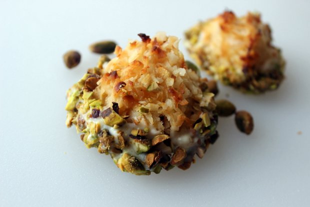 11 macaroon with pistachios